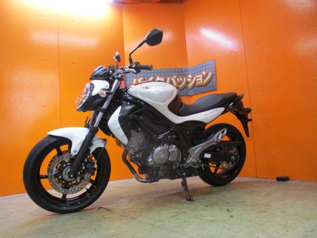 最長２４か月保証付き！！写真の通り状態グッドなこの人気の高い２０１２年のイヤーカラーが今ならこの価格