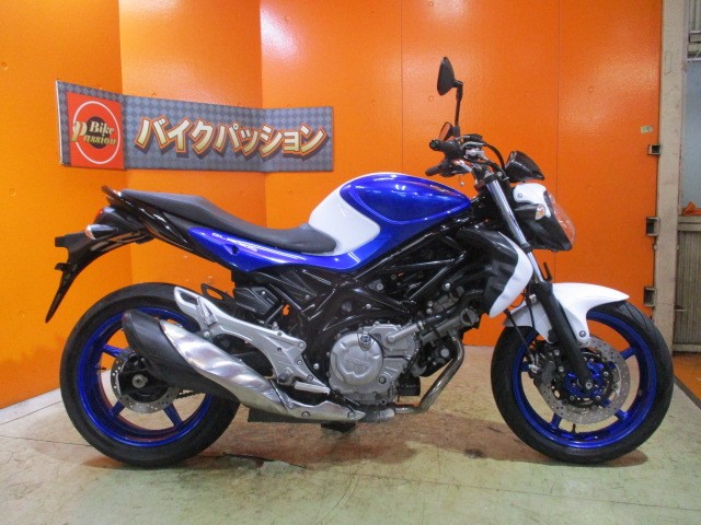 横から見てもこの通り状態グッド！！外装もエンジンもマフラーまでもが綺麗な一台ですよ！！決済価格！！