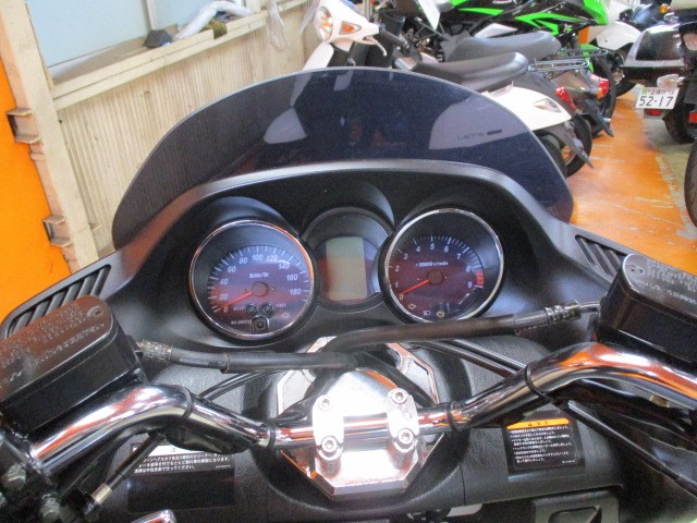 ハンドルも勿論バーハンに変更！スクリーンとハンドルを変えるだけでスポーティーに見えますよ！！