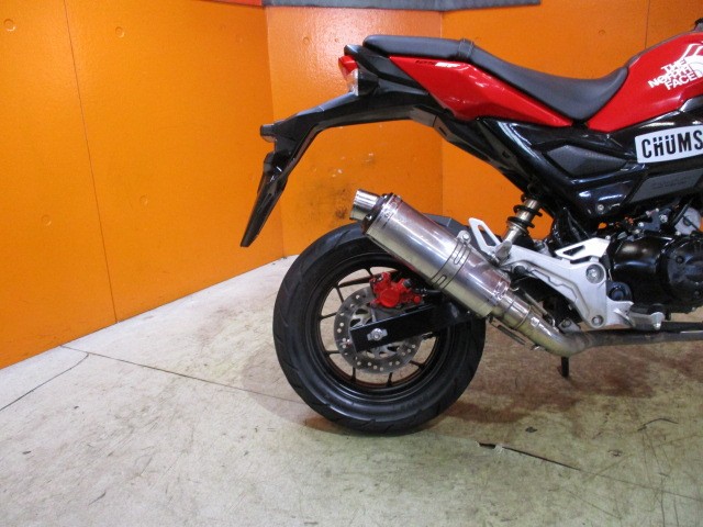 これに乗るなら、やっぱりまずはマフラーを変えたいですよね！！社外ステンレスフルエキマフラー装備済み！