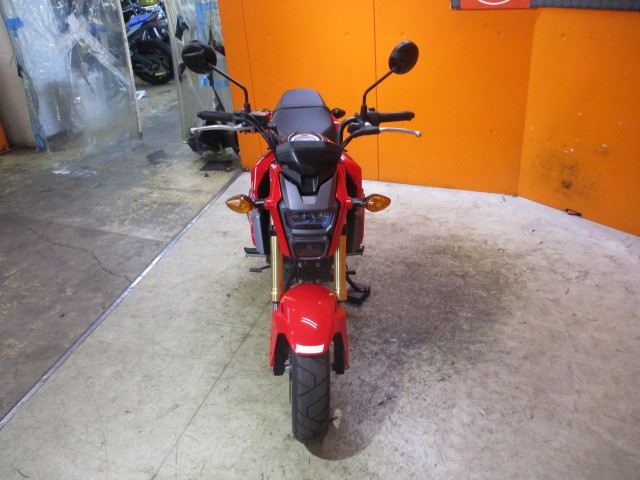 フロントから見てもこの通り状態グッド！この無機質な四角目がかっこいい！さらにヘッドライトもＬＥＤ！！