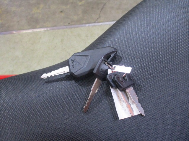 純正鍵もメットホルダーの鍵も各２本あり！このモデルのメインキーはフォールディングタイプでかっこいい！