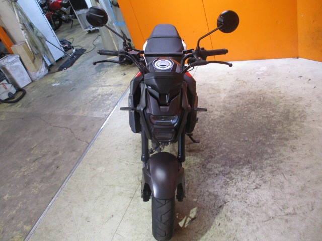 フロントから見てもこの通り状態グッド！！この無機質な四角目が人気の高い後期モデル！勿論ＬＥＤ！！