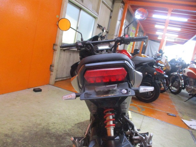 Ｒ周りはすっきりフェンダーレス済み！！ウインカーもお洒落な社外品に前後交換済み！！他店追従不可能価格