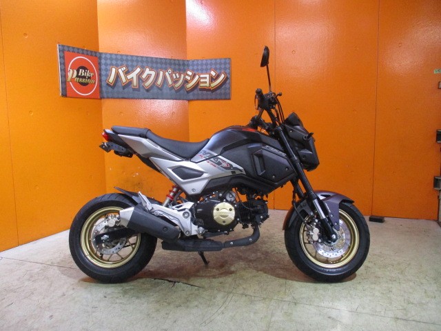 横から見てもこの通り状態グッド！！マットアクシスグレーメタリックにゴールドホイールはよく似合う！！