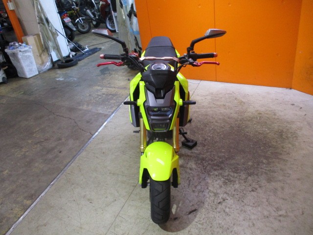 フロントから見てもこの通り状態ＧＯＯＤです！角目ＬＥＤヘッドライトがかっこいい！ウインカーもＬＥＤ！