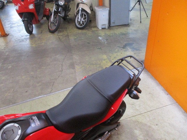 シートもこの通り破れもなければへたりもありません！あるととっても便利な社外キャリアも装備済みですよ！