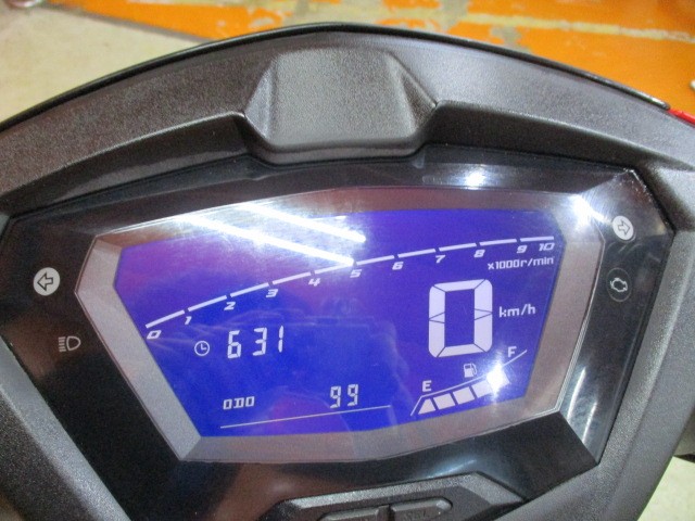 走行びっくり低走行の９９ｋｍ！！このモデルからはインパネもフルデジタルでとっても見やすいですよ！