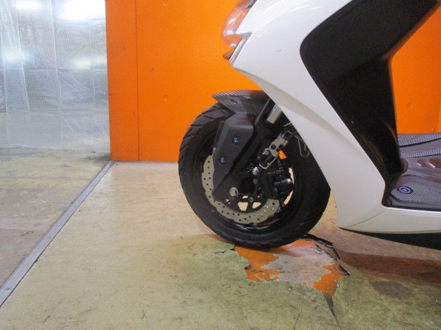 ホイールもこの通り状態グッド！Ｆフェンダーもカーボンフェンダーにカスタム済み！これはかっこいい！