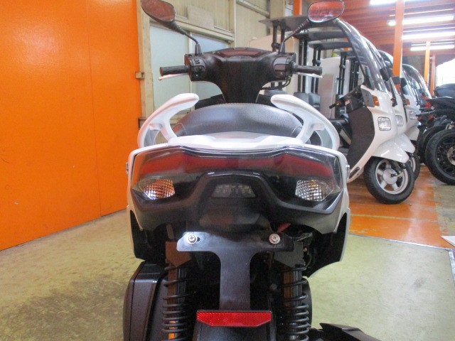 シグナスは歴代でテールがかっこいいですが、このＢ８Ｓ４のテールはまるで社外品！さらにフェンレス済み！