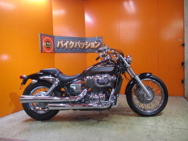 横から見てもこの通り状態グッド！！外装もタンクもエンジンもマフラーもホイールも綺麗な一台ですよ！！