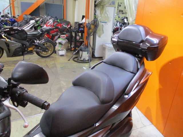 シートもこの通り破れもなければへたりもありません！！バックレストＢＯＸ装備も嬉しいオプション！！