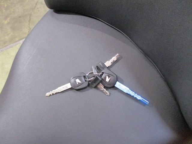 純正鍵もこの通り２本装備！！しかも１本は未使用品ですよ！ＢＯＸキーも２本装備！！他店追従不可能価格！