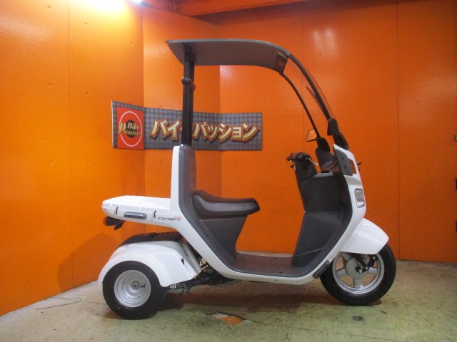 横から見てもこの通り状態グッド！この車両って本当に中古車！？って聞きたくなるくらい綺麗な一台ですよ！