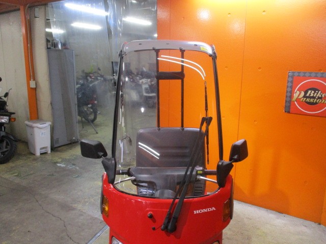 スクリーンもこの通りとっても綺麗ですよ！流石２０２０年の高年式モデル！ワイパーも当社で新品交換済み！