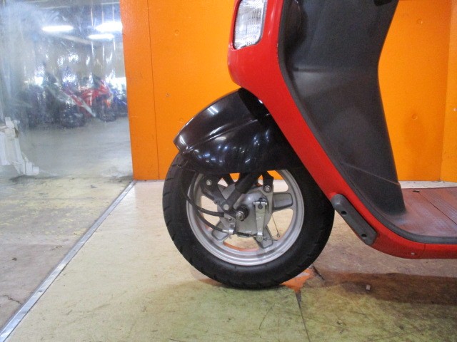 ホイールもこの通り状態グッド！４ＳＴの高年式モデルはＦタイヤが１２インチ！これは安定感がありますよ！