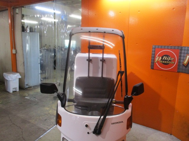 スクリーンもこの通りとっても綺麗ですよ！ワイパーは当社で新品に交換済みですよ！他店追従不可能価格！