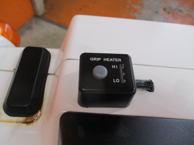 これは本当に嬉しいオプション！アジャスター機能付きグリップヒーター装備！冬の走行も快適ですよ！！