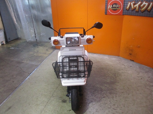 フロントから見てもこの通り状態グッド！あるととっても便利なまえかごも装備！年式も２０１６年の高年式！