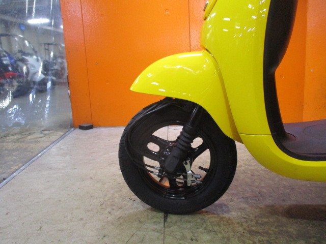 ホイールもこの通り状態グッド！このオリオンイエローに純正のブラックホイールは本当によく似合う！！