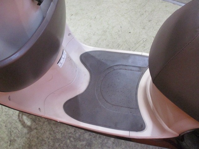 中古のジョルノだとほぼ経年劣化で小さくなっているフロアマットもこの通り状態グッドなお買い得な一台！