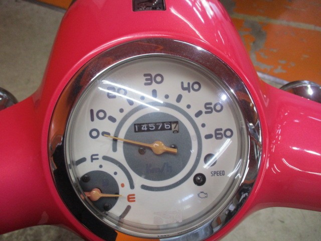 走行もまだまだの１４５７６ｋｍ！このモデルのジョルノは燃料消費率１Ｌ＝７３ｋｍの高燃費車ですよ！