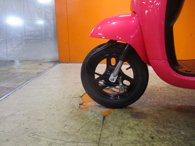 ホイールもこの通り状態グッド！このキャンディーコスモピンクの外装にブラックホイールはよく似合う！