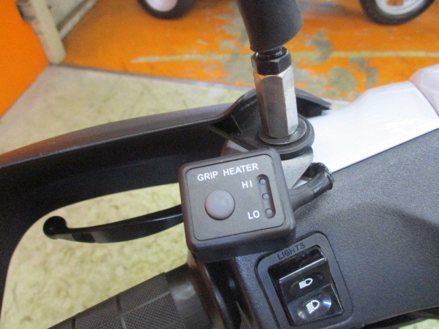 これまた嬉しい！リミテッドは純正でアジャスター機能付グリップヒーターも装備！他店追従不可能価格！！