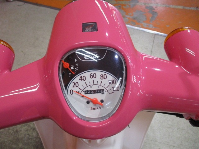 走行も２２３６ｋｍの低走行車！燃料消費率１Ｌ＝６７ｋｍはかなりの高燃費車両！勿論通販も大歓迎の一台！