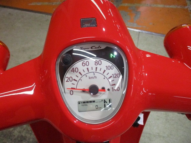 インパネもこの通り殆ど国内仕様と同じように見えますが、なんと純正でシフトインジケーター装備でしすよ！