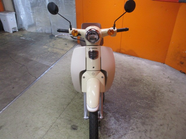 フロントから見てもこの通り状態グッド！やはりカブといえば丸目ですよね！ＪＡ４４ですから純正でＬＥＤ！