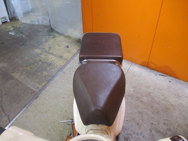 シートもこの通り破れもなければへたりもありません！タンデムが快適になるダブルシートも装備ですよ！