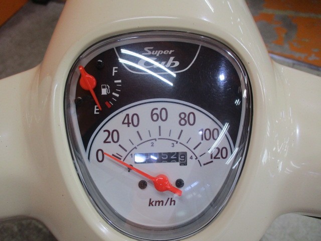 走行もまだまだの１００５２ｋｍ！このモデルのカブは燃料消費率１Ｌ＝６７ｋｍ！通勤にももってこいの一台