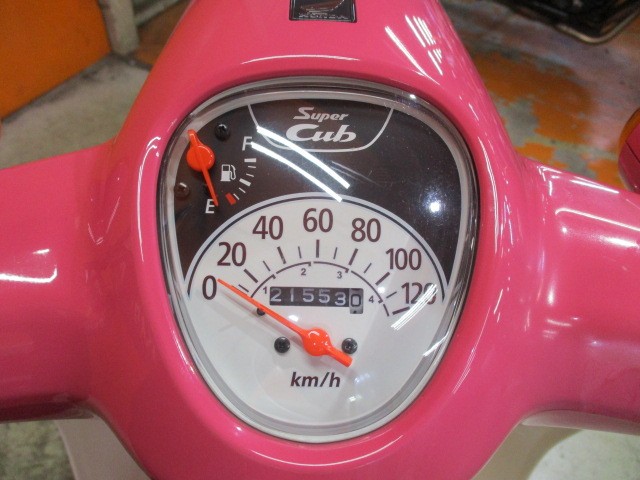 走行もまだまだの２１５５３ｋｍ！このモデルのカブは燃料消費率１Ｌ＝６７ｋｍのやばい高燃費車！