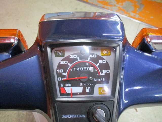 走行も１４０８０ｋｍの低走行車！！モデルカスタムですから燃料系もインパネにも装備！見やすい！！