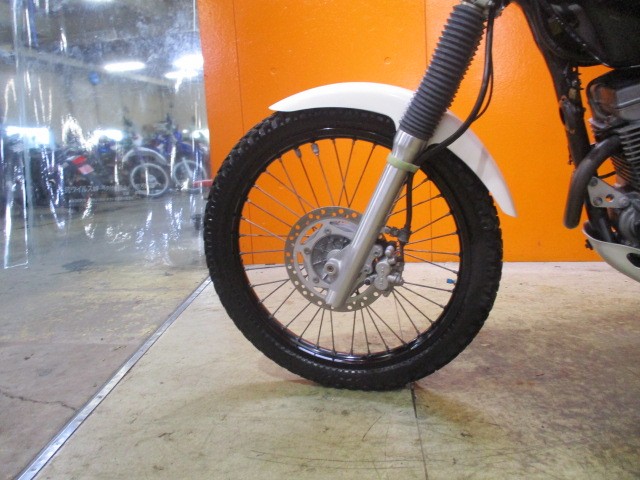 ホイールもこの通り状態グッド！！フォークのアウターまでもが綺麗な一台ですよ！勿論安心の保証つき！！