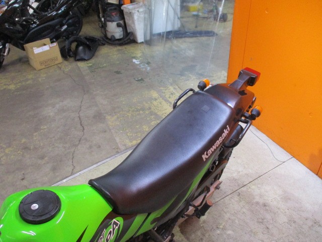 シートもこの通り破れもなければへたりもありません！足つきのいいオフロードといえばこのシェルパですよね