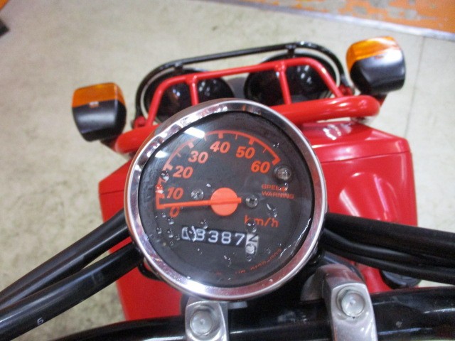 走行も８３８７ｋｍの低走行車！！燃料消費率１Ｌ＝７５ｋｍはかなりの高燃費車両！勝負価格の一台！！