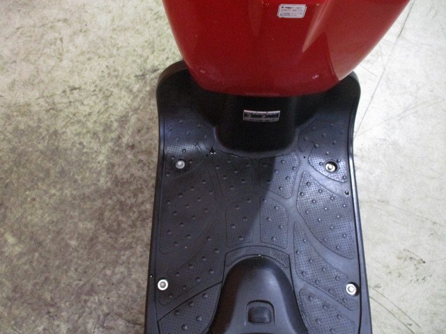 ステップ部分の樹脂もこの通り日焼けもなくとっても綺麗です！ズーマーはこの樹脂部分はよくチェックですよ