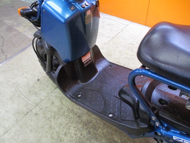 見てください！この綺麗なステップ部分の樹脂！！ズーマーはここが綺麗じゃないとぼろく見えますよね！！