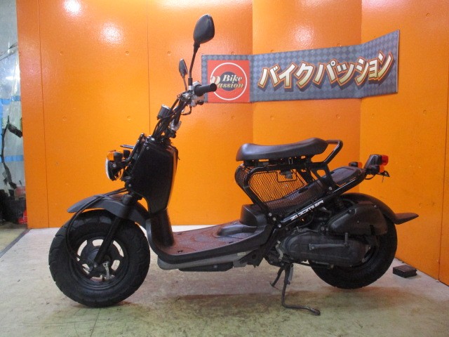 反対側もこの通り状態グッド！絶版後でもお洒落な原付といえばこのズーマーかＶＯＸですよね！！決済価格！