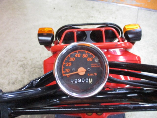 走行もびっくり低走行の９９０８ｋｍ！！ズーマーは燃料消費率１Ｌ＝７５ｋｍ！高燃費車！通勤にもグッド！