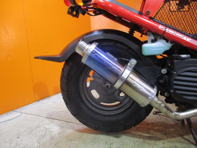 マフラーはブランド品のビームスマフラー装備！！車両重量が軽くなるので操作性能格段にＵＰしますよ！！