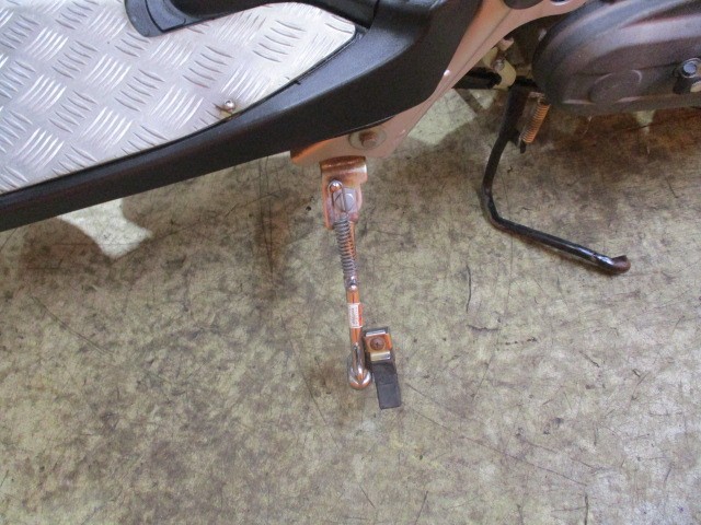 ここも大きいですよ！オプションのサイドスタンド装備！！これで駐車も楽々ですよ！通販も大歓迎の一台！