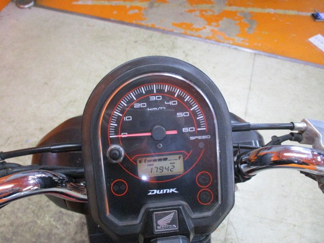 走行も１７９４２ｋｍのまだまだの一台！燃料消費率１Ｌ＝７５．３ｋｍはかなりの高燃費車両！！