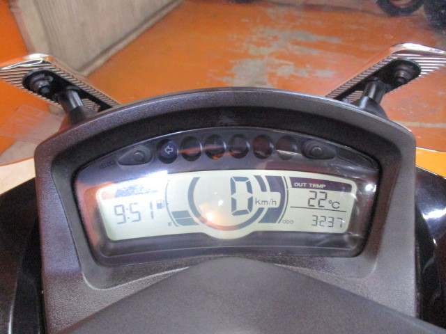 走行びっくり低走行の３２３７ｋｍ！低走行のトリシティは本当に希少ですから悩むのは本当に危険な一台！！