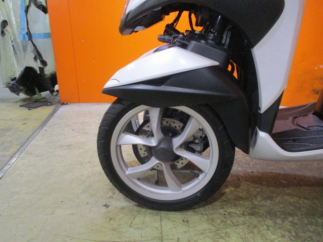 ホイールもこの通り状態グッド！！トリシティのホイールって４輪の欧州車のようでかっこよくないですか！！