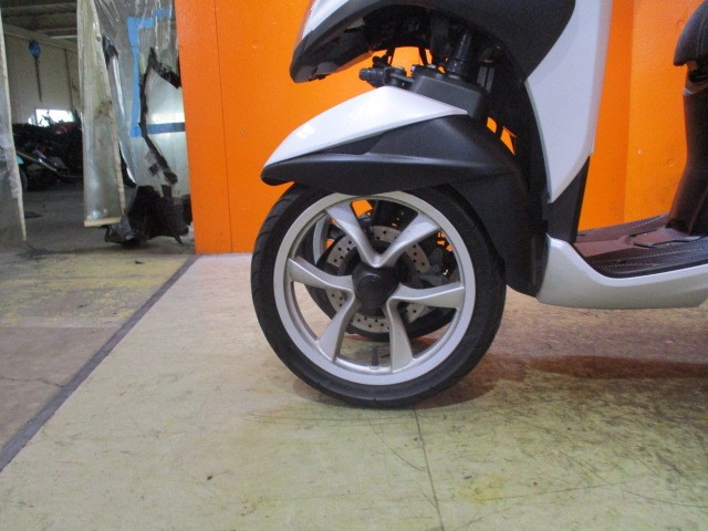 ホイールもこの通り状態グッド！私の主観ですが、トリシティのホイールって欧州ぽくてかっこよくないですか