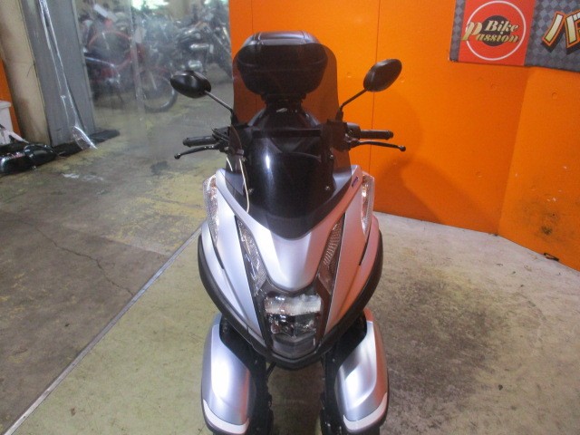 フロントから見てもこの通り状態グッド！このモデルはヘッドライトも純正でＬＥＤ！ロンスクも装備済み！