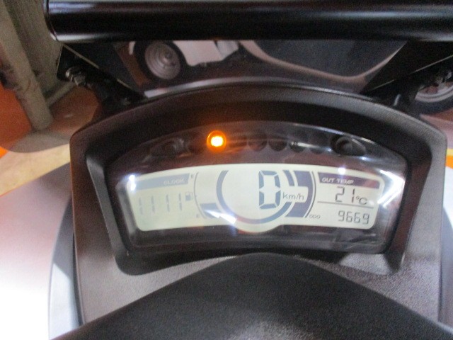 走行も９６６９ｋｍの低走行車！オプションをつけるためには必須のブレースバーも装備済！勝負価格の一台！